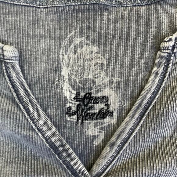 One World Sz L Vtg Y2K Grunge Rose Graphic Print Henley Top 3/4 Grey Distressed - Picture 4 of 16